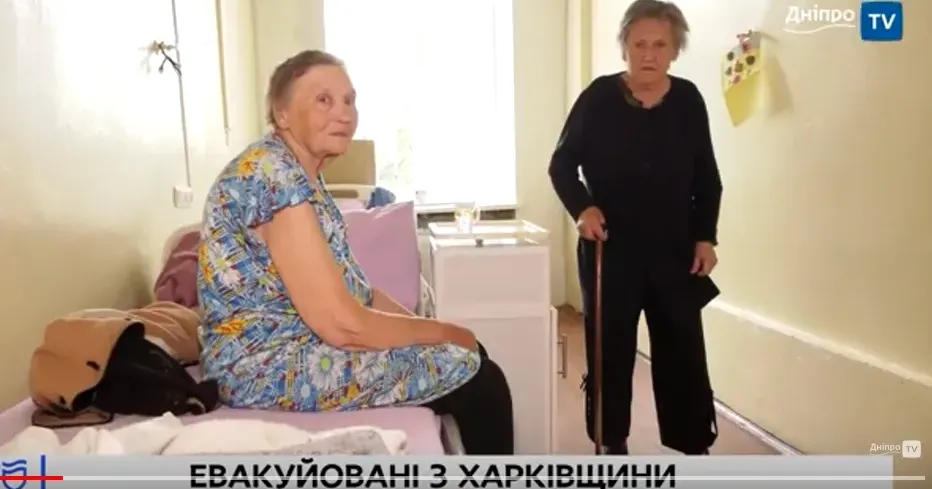 Скриншот з відеоматеріалу Дніпро TV Що розповідають бабусі з Вовчанська і Липців, яких евакуювали до шелтеру «Океан добра» у Дніпрі (відео) на порталі Gromada Group