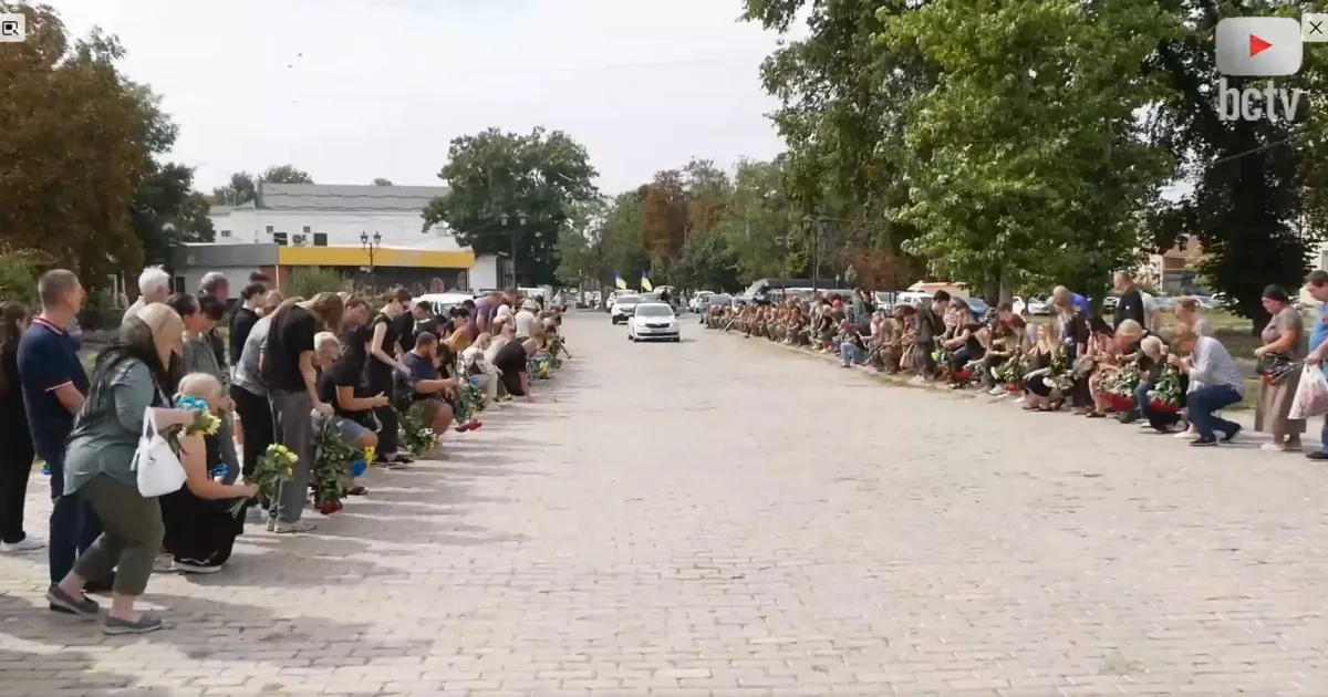 Скриншот з відео Із загиблим під Липцями українським воїном попрощались у Білій Церкві на порталі Gromada Group