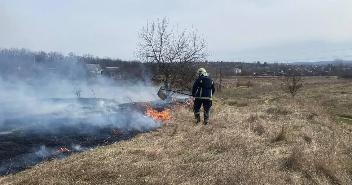 Фото: Харківське районне управління ГУ ДСНС України у Харківській області Палаючу суху траву знов гасили у Липцях на порталі Gromada Group