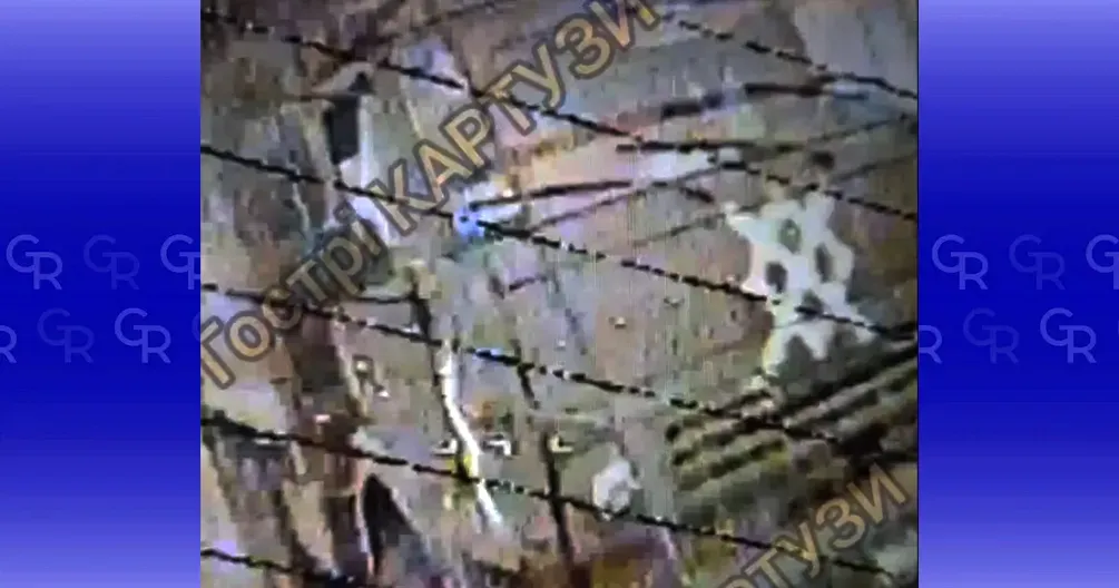 Скриншот з відео «Мангал» на «Камазі» від дрона не врятував — дві тушки окупантів дістали з кабіни після удару на порталі Gromada Group