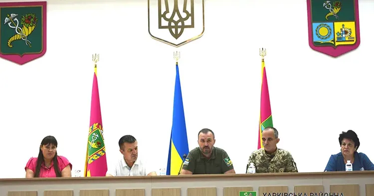 Робоча нарада з питань соціального захисту населення у Харківському районі відбулась сьогодні у Харківській районній військовій адміністрації. На порядку денному були питання допомоги внутрішньо переміщеним особам у громадах району, встановлення статусу особам з інвалідністю внаслідок війни та членам сімей загиблих Захисників та Захисниць, а також долучення громад району до впровадження нового проєкту «Помічник Ветерана», який покликаний допомагати українським ветеранам та їхнім сім’ям під час інтеграції ветеранів до цивільного життя.