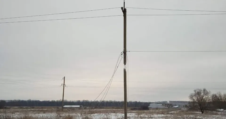 Фото: Харківобленерго Російські загарбники обстріляли ремонтну бригаду електриків у Липецькій громаді на порталі Gromada Group