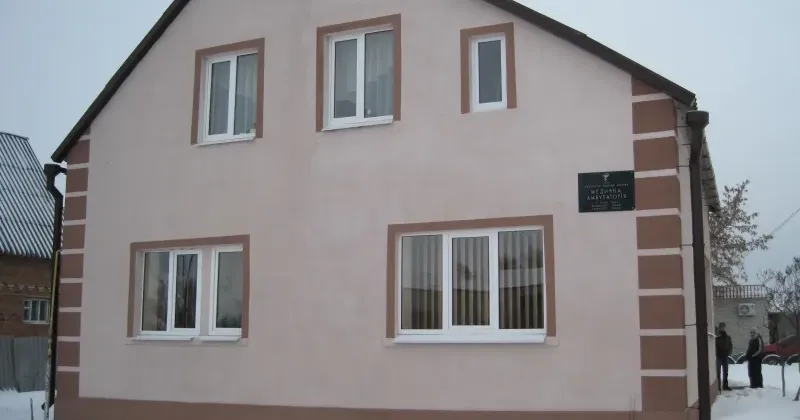Амбулаторія у с. Руські Тишки / Фото: ХОВА, 2012 рік Ворог продовжує завдавати ударів по Липецькій і Циркунівській громадах: у Р. Тишках пошкоджено будівлю амбулаторії на порталі Gromada Group