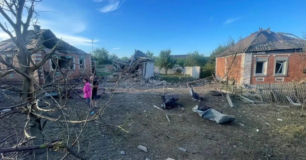 На фото: смт Золочів У Слобожанському росіяни поранили 46-річного чоловіка на порталі Gromada Group