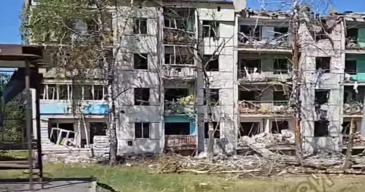 Скриншот з відео Гострих Картузів (telegram) Чотириповерхівки у Липцях після російського авіаудару (відео Гострих Картузів) на порталі Gromada Group
