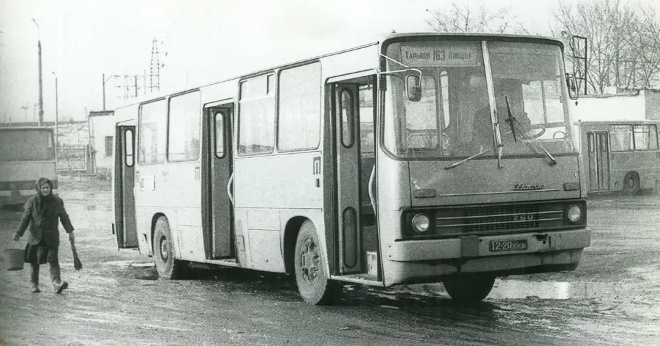 Ikarus-260.01 № 12-20хкб у парку АТП-20122 / Фото Андрій Кравчук, 1979 рік У спілкуванні з ЛИПЦІ Gromada Group читачі висловили побажання зменшити інтервал очікування між денними рейсами автобуса з Харкова на Липці в неділю.