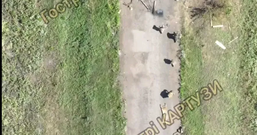 Скриншот з відео "Гострих картузів" Глибоке: дорога смерті для російських окупантів на порталі Gromada Group