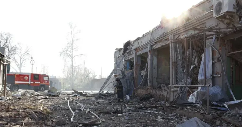 Фото: Суспільне Харків Вчора по Липцях російські військові вдарили двома керованими авіабомбами на порталі Gromada Group