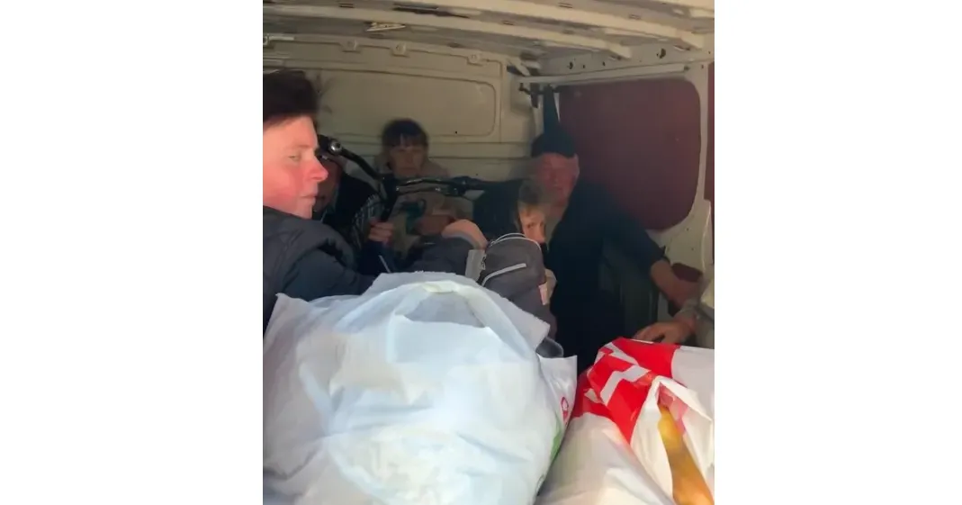 Скриншот відео Юрія Лаптія (facebook) Евакуація з Липців і Тишків триває (відео від волонтерів) на порталі Gromada Group
