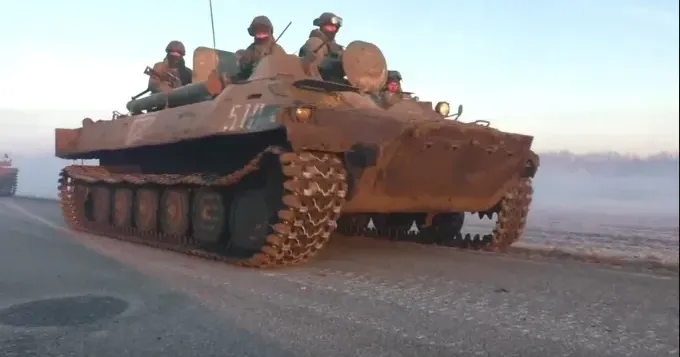 Відео руху колон бронетехніки рашистських загарбників на Харків через Липці оприлюднив телеграм-канал Північні новини.