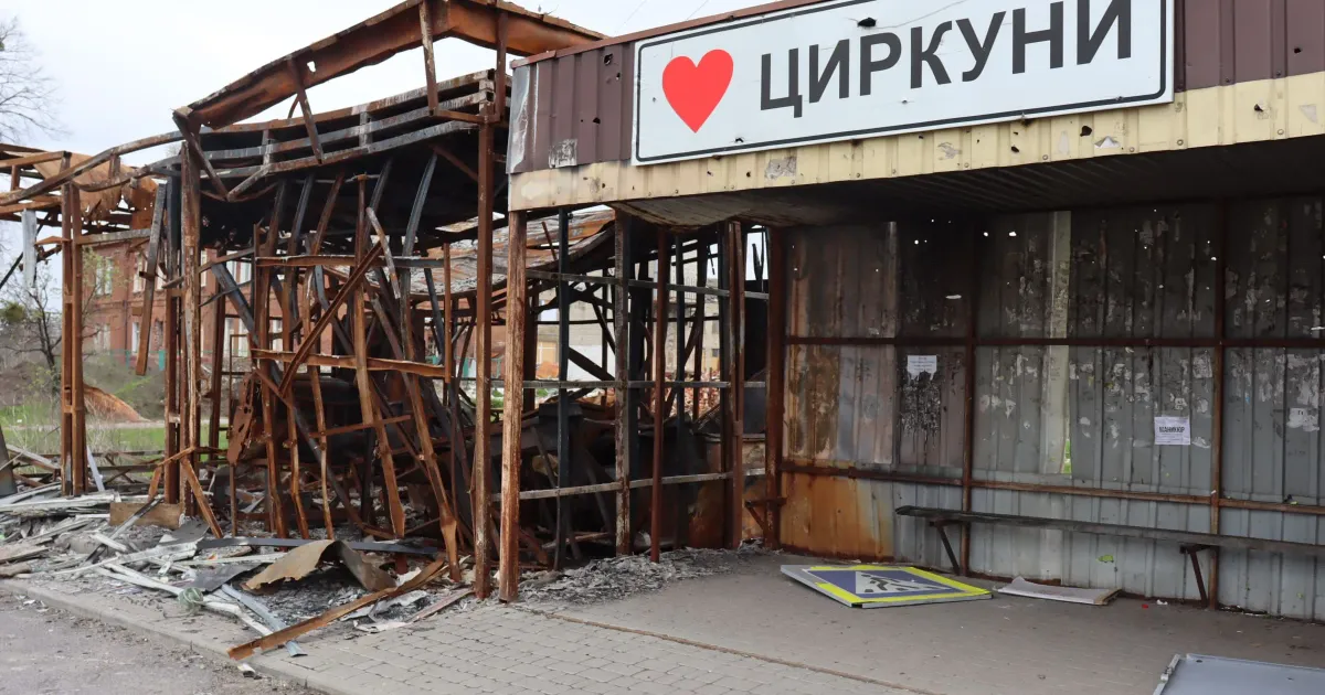 Згорівша внаслідок російських обстрілів зупинка у Циркунах / Фото: Дар'я Лобанок, Ґвара Медіа
Історії мирних мешканців, які постраждали від війни російської федерації проти України та українського народу, фіксує і зберігає Музей «Голоси Мирних» Фонду Ріната Ахметова. ЛИПЦІ Gromada Group продовжує серію публікацій на основі матеріалів, зібраних у Музеї.