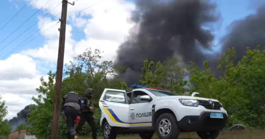 Скриншот з відео ГУ НП у Харківській області Евакуація з Липецької, Циркунівської, Вовчанської громад триває (відео поліції) на порталі Gromada Group