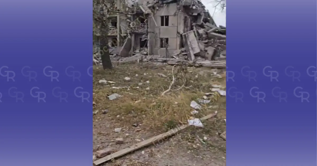 Будинок № 2 по вулиці Квітки-Основ'яненка (Пушкінській) у селі Липці / Скриншот з відео Гострих Картузів Огляд зруйнованих чотириповерхівок у Липцях від Гострих Картузів (відео) на порталі Gromada Group