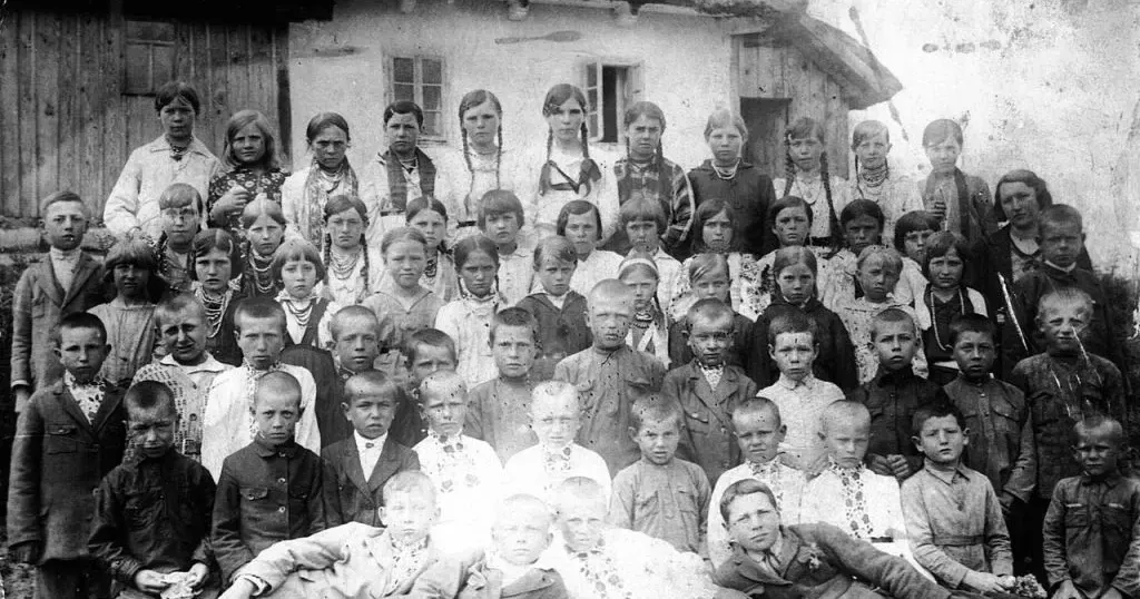 Діти перед сільською школою. Україна, початок ХХ століття
ЛИПЦІ Gromada Group продовжує публікувати фрагменти спогадів уродженця села Липці Івана Піддубного з книги «Слідами життя» (Вінніпег, 1969 рік). У першому розділі спогадів під назвою «Під батьківською стріхою» йдеться про дитинство Івана Піддубного, яке пройшло у слободі Липці наприкінці ХІХ — на початку ХХ століття.