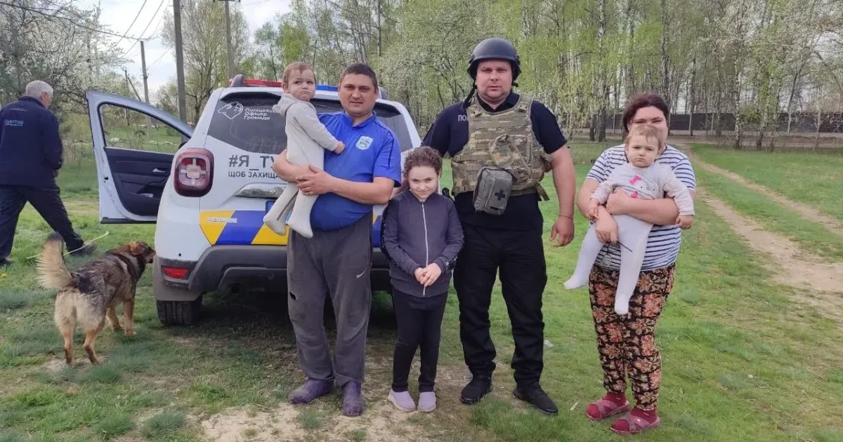 Фото: Національна поліція України Евакуювати дітей з Липецької громади допомагає поліція на порталі Gromada Group