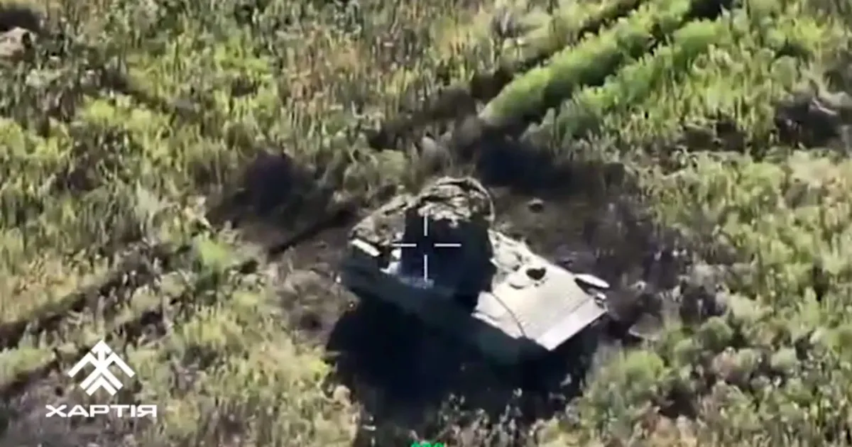 Скриншот з відео БМП-2 та дві автівки з десантом знищили «Хартійці» під Липцями на порталі Gromada Group