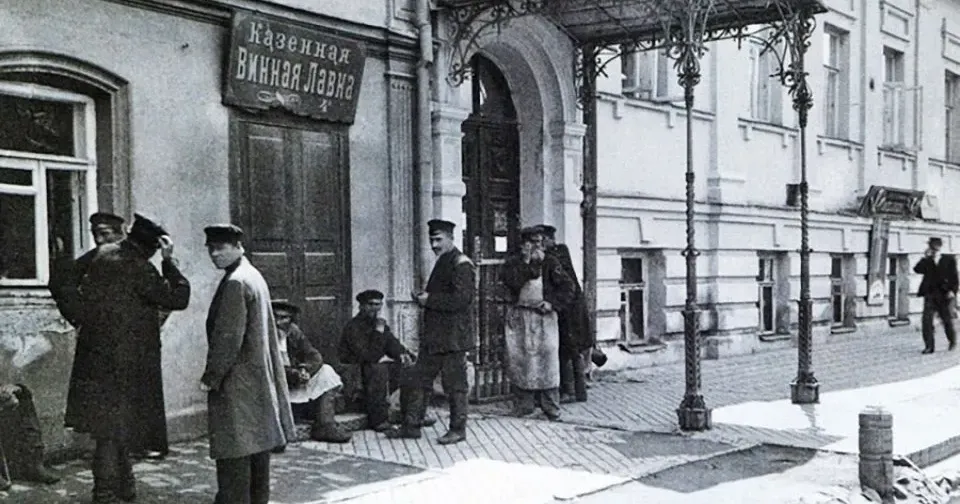 Черга за алкоголем до казенної винної лавки в Харкові. Початок ХХ століття
ЛИПЦІ Gromada Group продовжує публікувати фрагменти спогадів уродженця села Липці Івана Піддубного з книги «Слідами життя» (Вінніпег, 1969 рік). У першому розділі спогадів під назвою «Під батьківською стріхою» йдеться про дитинство Івана Піддубного, яке пройшло у слободі Липці наприкінці ХІХ — на початку ХХ століття.