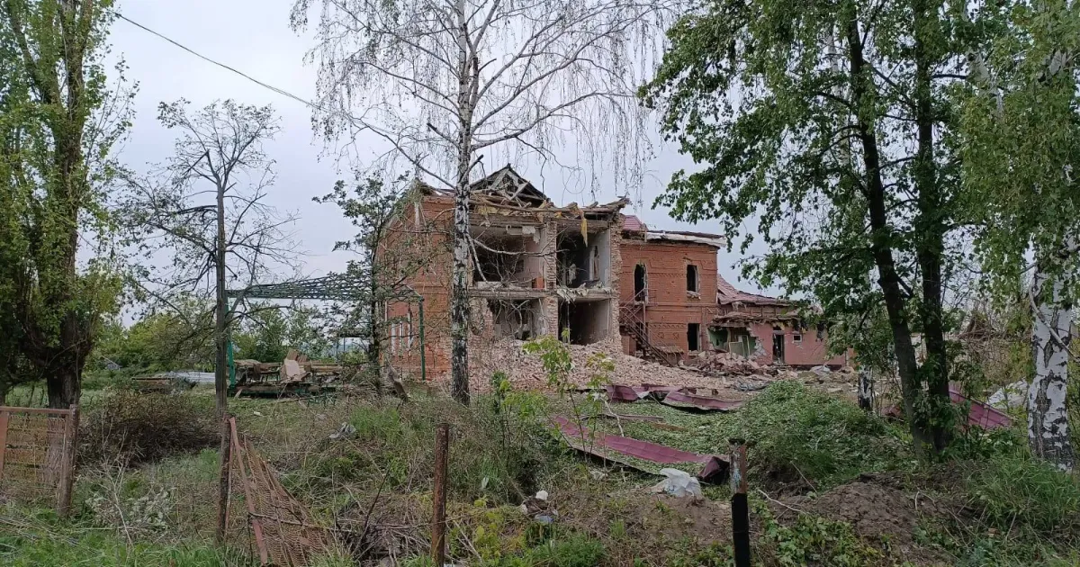 Зруйнована окупантами будівля Липецького ліцею / Фото: Христина Гавран У Липцях серйозні руйнування у центрі села, не вщухають пожежі через ворожі обстріли — Сергій Криветченко на порталі Gromada Group