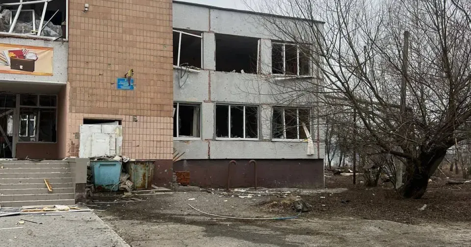 Район чотириповерхівок в Липцях зазнав руйнувань Зокрема, під ударом ворога опинився Слобожанський ліцей. Більше світлин руйнівних наслідків вчорашнього обстрілу Липців оприлюднили поліцейські.