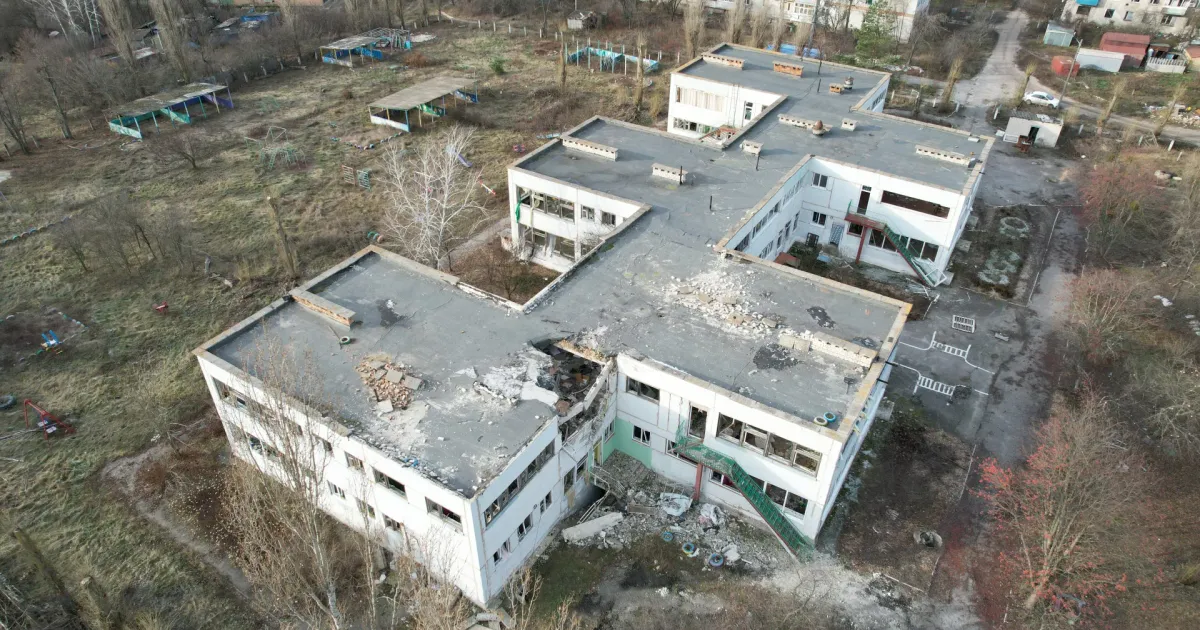 Дитячий садок у Липцях (фото: Харківська правозахисна група) Численні атаки російської армії на освітні заклади Харківщини задокументувала Харківська правозахисна група. У середньому впродовж 2022 року російські окупанти щодня руйнували одну школу або дитячий садок.