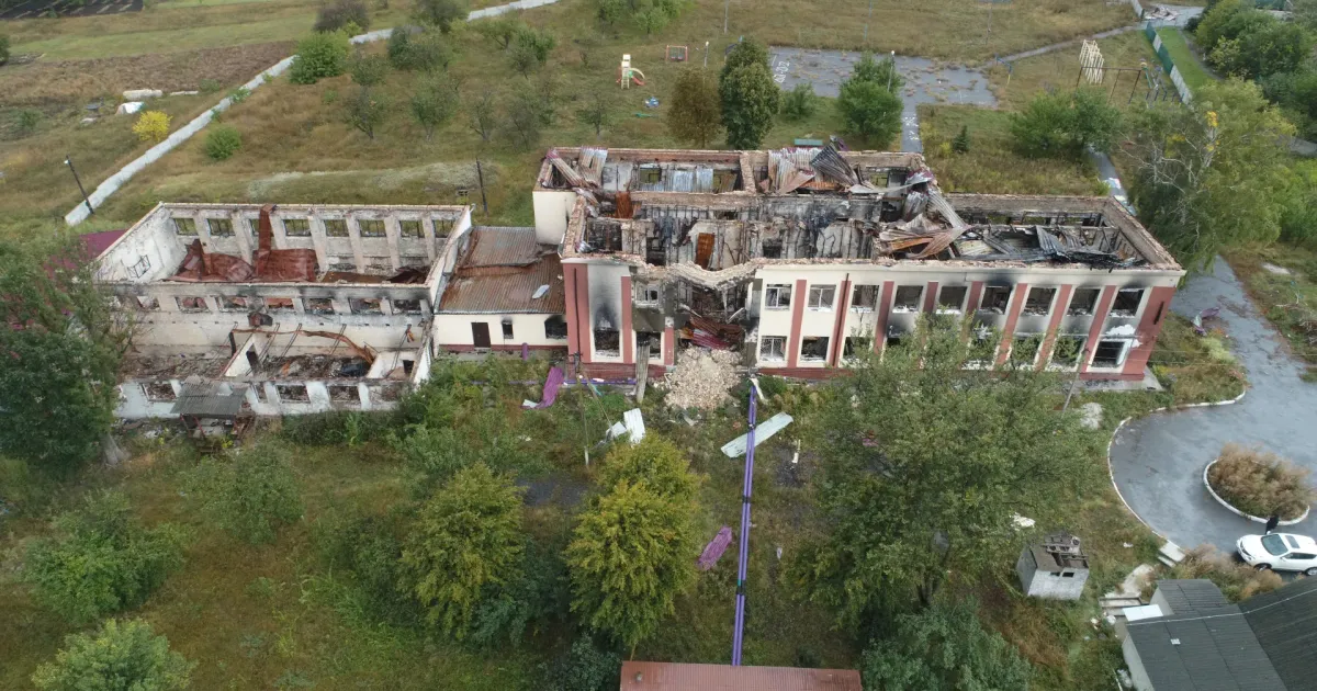 Черкаськолозівський ліцей (фото: Харківська правозахисна група) Історії мирних мешканців, які постраждали від війни російської федерації проти України та українського народу, фіксує і зберігає Музей «Голоси Мирних» Фонду Ріната Ахметова. ЛИПЦІ Gromada Group продовжує серію публікацій на основі матеріалів, зібраних у Музеї.