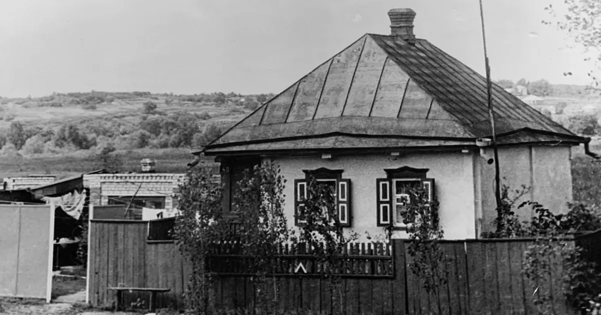 Хата Михайла Максимовича Шабельника після заміни соломʼяної стріхи на залізну (1980-ті рр.) Липецькому козацькому роду Шабельників немає переводу! Продовження, частина 2 на порталі Gromada Group