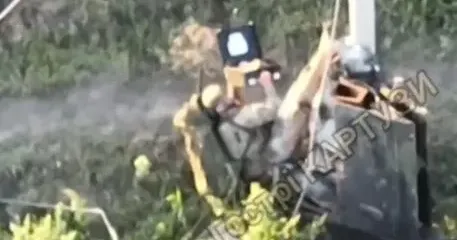 Скриншот з відео РЕБ не врятував окупанта від дрону зі скидом від «Гострих картузів» на порталі Gromada Group