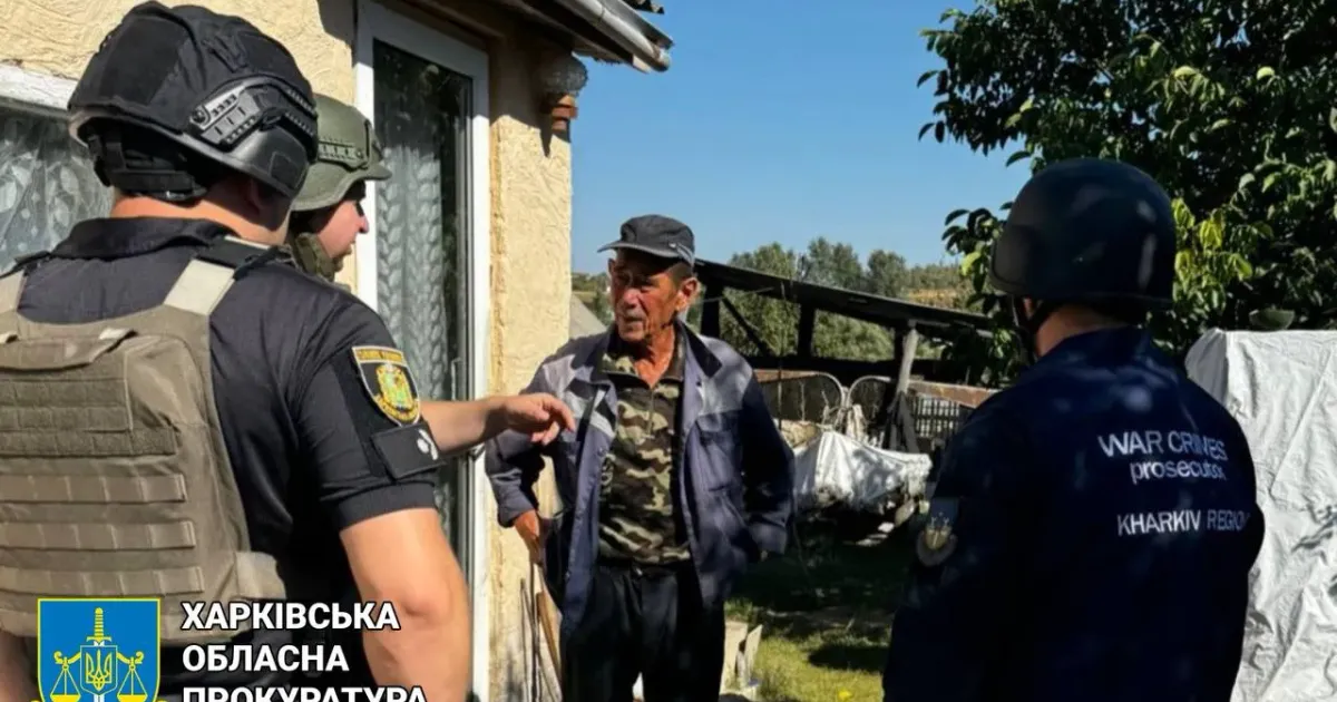 Місцевий мешканець спілкувається з поліцейськими та слідчими прокуратури Хліб можна легковиком, але для дров потрібна вантажівка: як зимуватимуть на Липеччині на порталі Gromada Group