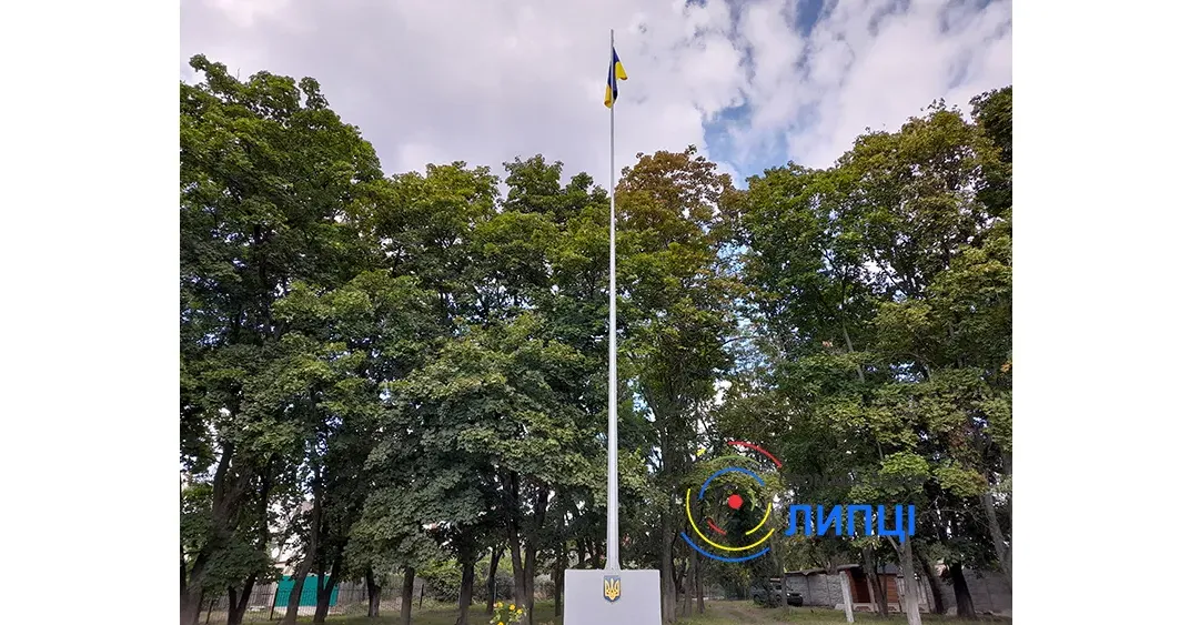Синьо-жовтий прапор на флагштоці, встановленому на постаменті, на якому колись стояв пам'ятник ульянову-лєніну; впорядкований шкільний парк, до якого з-під будівлі сільради перенесли пам'ятний знак до 350-річчя Липців; капітально відремонтовані дороги по провулку Майора Рудика та провулку Банківському; ремонт мосту по вулиці Покровській — наочні зміни до річниці визволення громади.