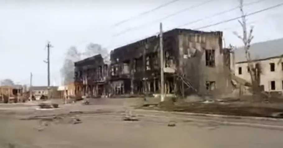 Телефонуючи рідним в окуповані села, пишучи питання у групах соцмереж ті, кому пощастило не потрапити під окупацію, часто не розуміють, що стоїть за однотипними відповідями: "У нас все хорошо", "Все добре", "Нормально".
Вподовж останнього тижня редакції вдалось поспілкуватись як із тими, хто перебуває у тимчасово окупованих селах Липецької та Циркунівської громад, так і з тими, хто вирвався з окупованої зони. Це дозволило краще зрозуміти, що таке "хорошо" під окупацією.