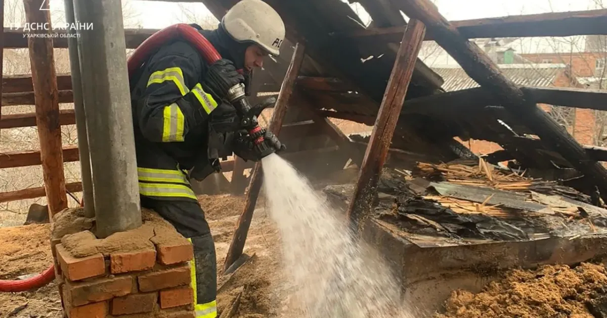 Фото: Головне управління ДСНС України у Харківській області Палаючі будинки в Липцях загасили пожежні на порталі Gromada Group