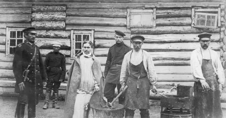 Сонька Золота Ручка на каторзі. Сахалін, 1888 рік
ЛИПЦІ Gromada Group продовжує публікувати фрагменти спогадів уродженця села Липці Івана Піддубного з книги «Слідами життя» (Вінніпег, 1969 рік). У першому розділі спогадів під назвою «Під батьківською стріхою» йдеться про дитинство Івана Піддубного, яке пройшло у слободі Липці наприкінці ХІХ — на початку ХХ століття.