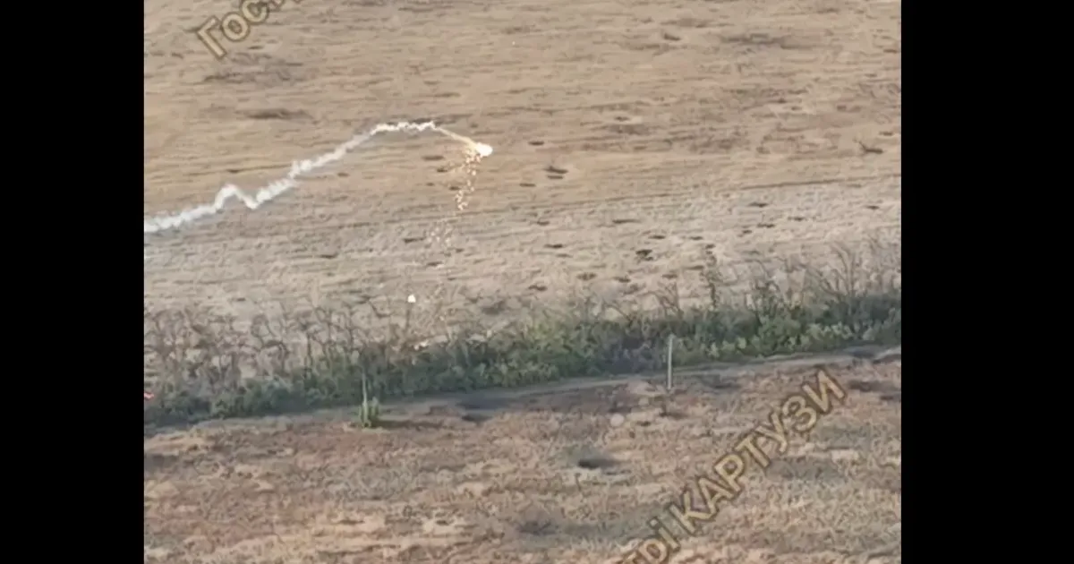 Скриншот з відео «Дуже дієва практика викурювання ворогів»: дрон-«дракаріс» випалив посадку неподалік Липців на порталі Gromada Group