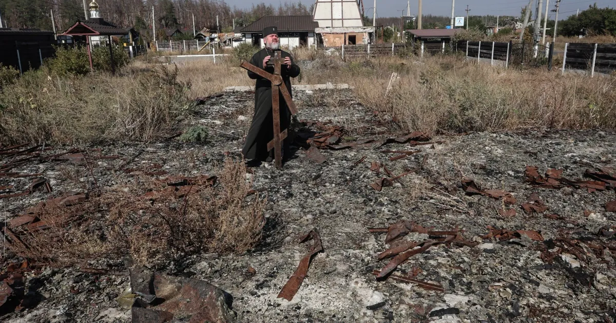 Фото Леоніда Логвиненка Вцілів лише хрест: росіяни дотла спалили храм у Руських Тишках на порталі Gromada Group