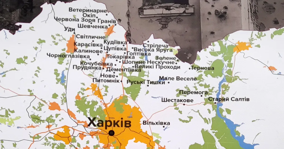 Стрілеча, Зелене, Нескучне, Мале Веселе, Тернова, Перемога... Ці села Липецької громади зафіксовані на карті Харківської області на банерній вуличній фотовиставці «Стерті з лиця землі», яка триває на Контрактовій площі у Києві.