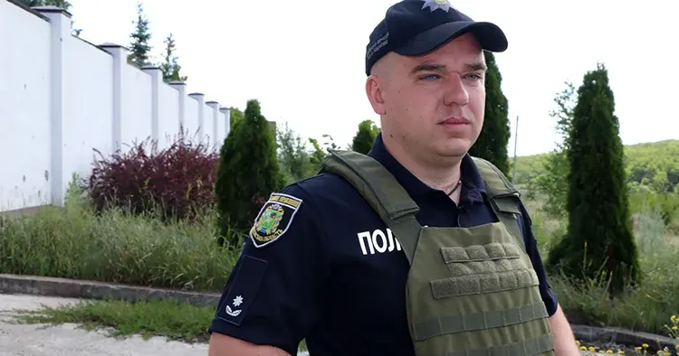 Майор поліції Володимир Давиденко щодня несе службу у прифронтових Липцях під постійною загрозою ворожих обстрілів. Він двічі пережив вторгнення росіян, полон та поневіряння з родиною по країні та добре знає, яке лихо принесли в Україну російські окупанти.