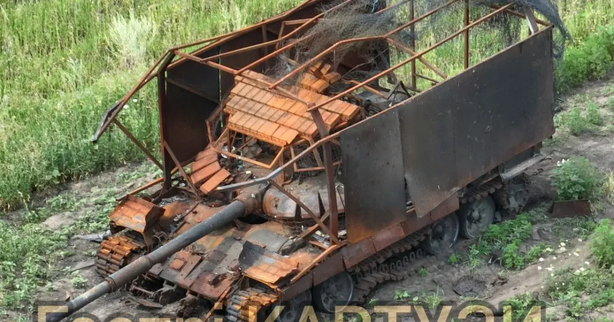 Фото спаленого в районі Глибокого російського танка, джерело: «Гострі картузи» Чи просунулись російські загарбники на 200 метрів у Глибокому? на порталі Gromada Group
