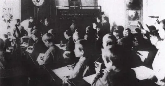 Заняття в народній школі №60. Київ,1910 рік
ЛИПЦІ Gromada Group продовжує публікувати фрагменти спогадів уродженця села Липці Івана Піддубного з книги «Слідами життя» (Вінніпег, 1969 рік). У першому розділі спогадів під назвою «Під батьківською стріхою» йдеться про дитинство Івана Піддубного, яке пройшло у слободі Липці наприкінці ХІХ — на початку ХХ століття.