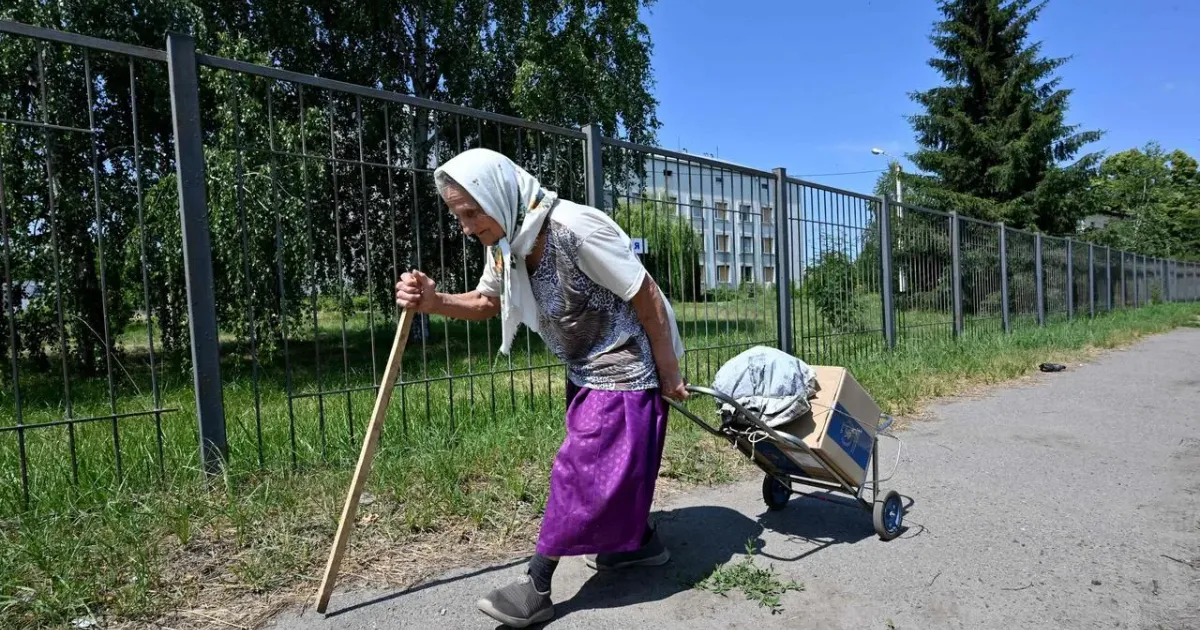 (с) Sergey Bobok/AFP/Ritzau Scanpix «У селі Липці на Харківщині, за десять кілометрів від кордону з Росією, українка отримує продукти від Всесвітньої продовольчої програми ООН». Так підписано фотографію з Липців, розміщену у впливовій данській газеті Børsen.