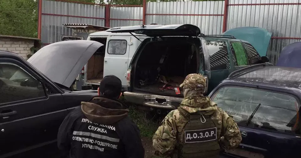 Вилучені під час обшуків у Липцях та Циркунах позашляховики зловмисники планували використовувати для незаконного перетину державного кордону. Прес-служба Державної прикордонної служби України оприлюднила відеозапис обшуку і надала коментар до нього.