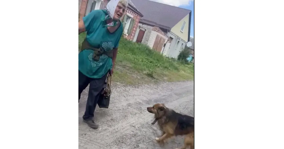 Скриншот з відео Національної поліції Валентину Абрикосовну з Липець евакуювали поліцейські (відео) на порталі Gromada Group
