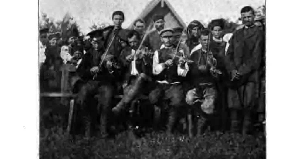 Сільські музиканти (кінець ХІХ — початок ХХ століття) ЛИПЦІ Gromada Group продовжує публікувати фрагменти спогадів уродженця села Липці Івана Піддубного з книги «Слідами життя» (Вінніпег, 1969 рік). У першому розділі спогадів під назвою «Під батьківською стріхою» йдеться про дитинство Івана Піддубного, яке пройшло у слободі Липці наприкінці ХІХ — на початку ХХ століття.