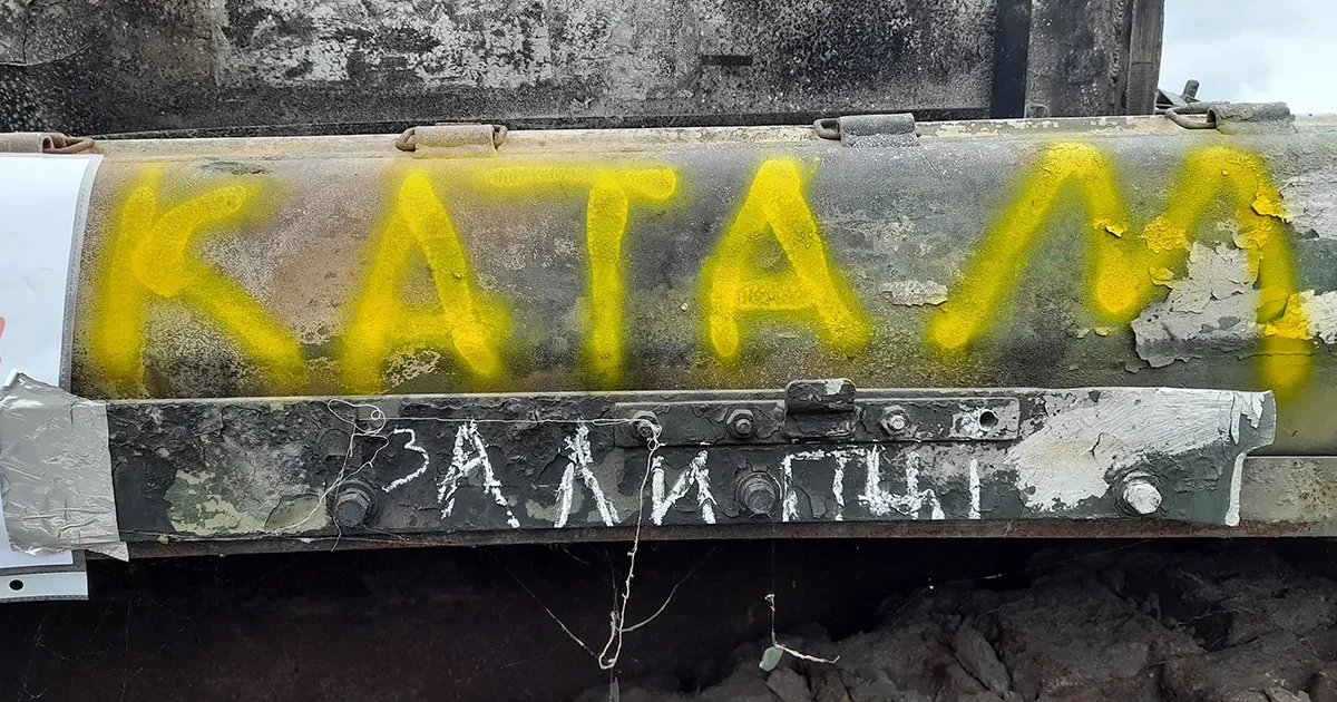 Напис на «параді» спаленої російської військової техніки на Хрещатику. Мешканець Липців пройшовся «парадом» спаленої російської техніки і записав емоційне відео про побачене.