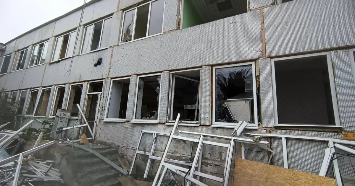 Зруйнований Слобожанський ліцей, фото: Липецька сільська військова адміністрація Вчора російські окупанти двічі обстріляли село Липці на порталі Gromada Group