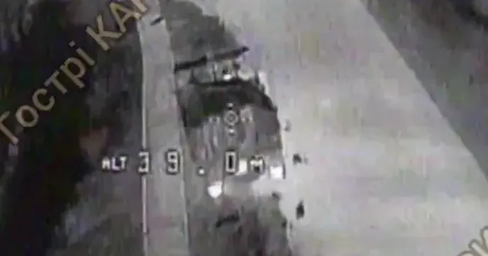 Скриншот з відео Ворожим «Уралам» по Липецькій громаді їздити заборонено: дронарі знищили вантажівку окупантів разом з частиною російських солдатів на порталі Gromada Group