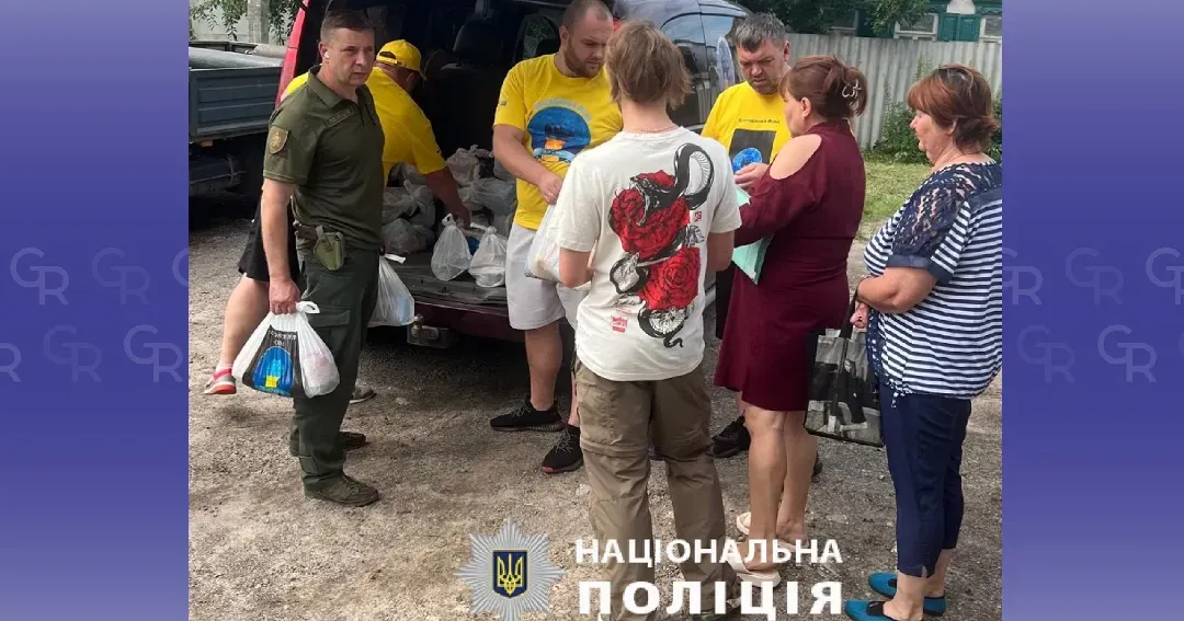 Фото: Поліція Харківської області Люди, евакуйовані з Липецької громади, отримали гуманітарну допомогу на порталі Gromada Group