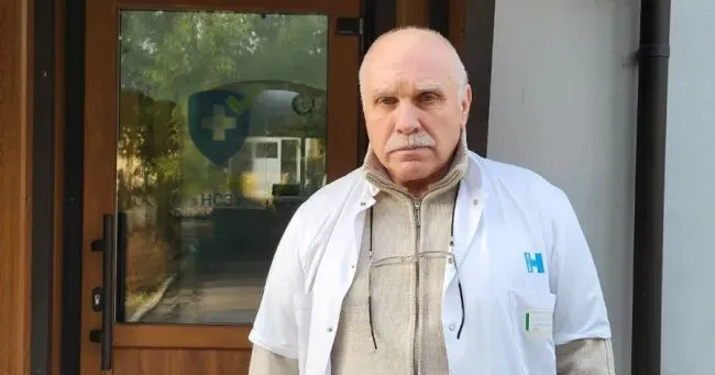 «23 лютого приїхав на зміну до туберкульозної лікарні, яка розташовувалась у селі Липці, що менш як за десять кілометрів від кордону з росією. Вже о 7:30 ранку 24 лютого село Липці було окуповане і я з пацієнтами теж… Вирубили зв’язок, електрику, стало холодно, але я ж пацієнтів не кину, лишився з ними», — пригадує лікар-нарколог В’ячеслав Москаленко, який працював фтизіатром у Харківській обласній туберкульозній лікарні.