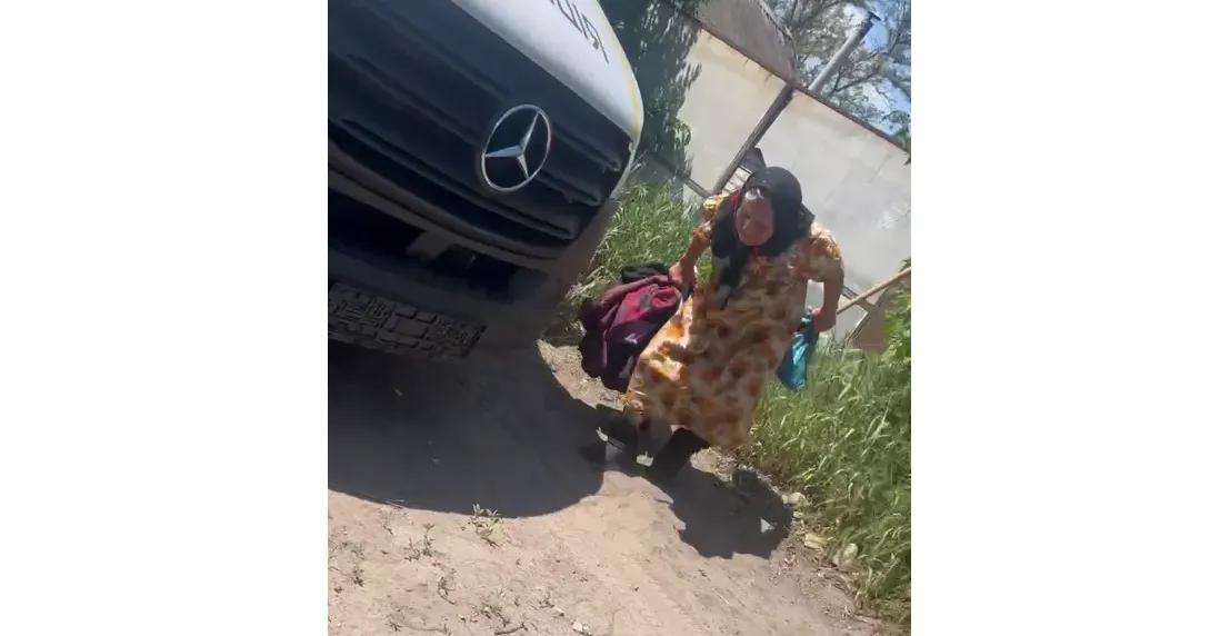 Скриншот з відео Національної поліції Бабу Уляну і кіз евакуювала з Липців Національна поліція України (відео) на порталі Gromada Group