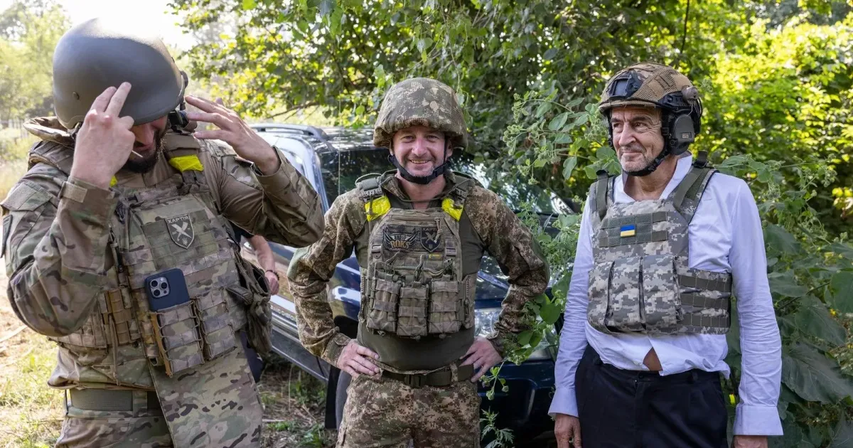 Фото: Бернар-Анрі Леві https://x.com/BHL По дорозі на Липці — з Сергієм Жаданом: поетом, рокером і військовим, — Бернар Анрі-Леві на порталі Gromada Group
