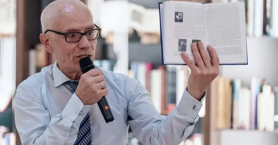 Ігор Мацкевич на презентації у Гданську. Фото: Dawid Linkowski Роман гданського шекспірознавця представляли перекладач з Харкова і польський волонтер «Чорних запорожців» на порталі Gromada Group